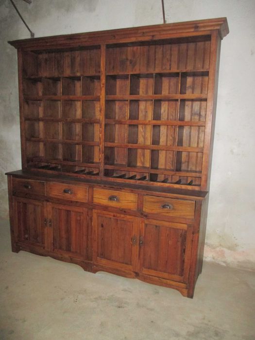 Móvel antigo de uma oficina, restaurado.