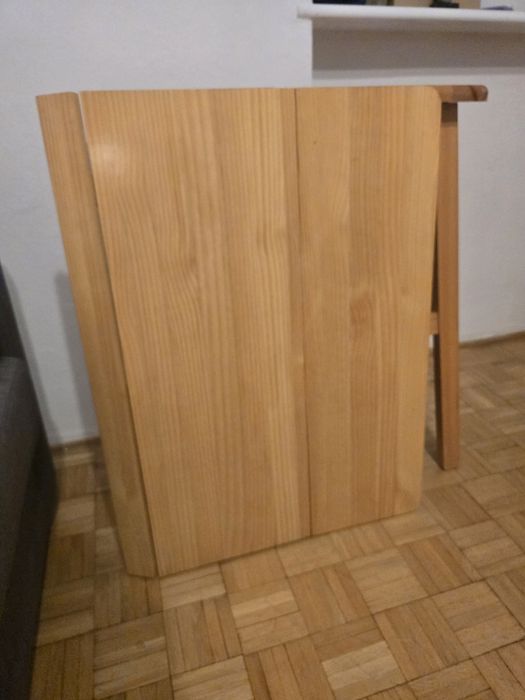 Stolik kuchenny rozkładany i 2 hokiery