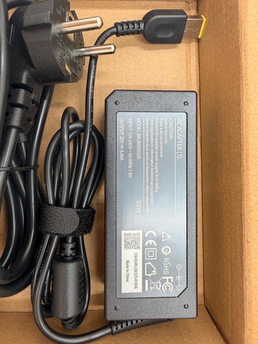 niwersalny zasilacz sieciowy (AC adapter) o mocy 65W.