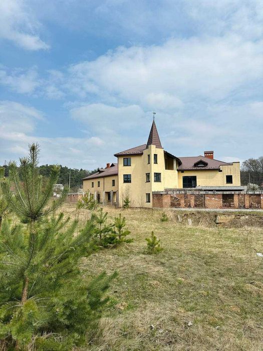Продається земельна ділянка площею 1 гектар у с.Страдч перша лінія від дороги, біля кордону