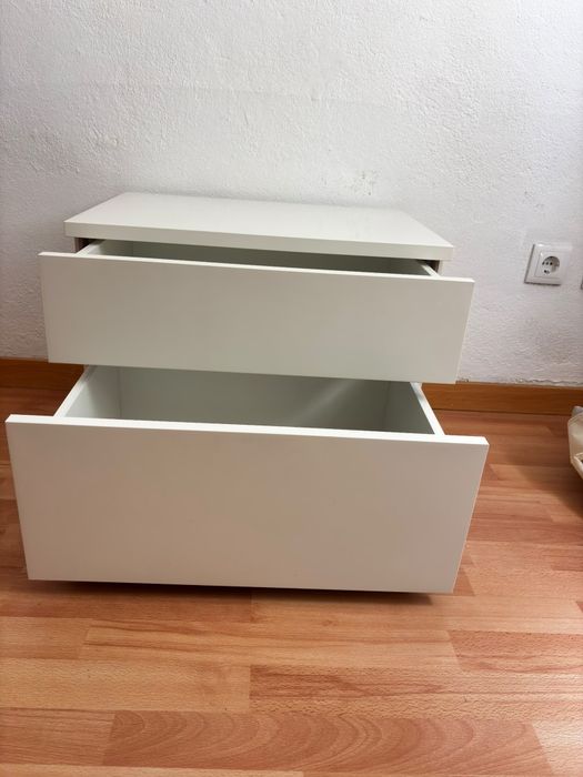 Mesa de cabeceira em branco