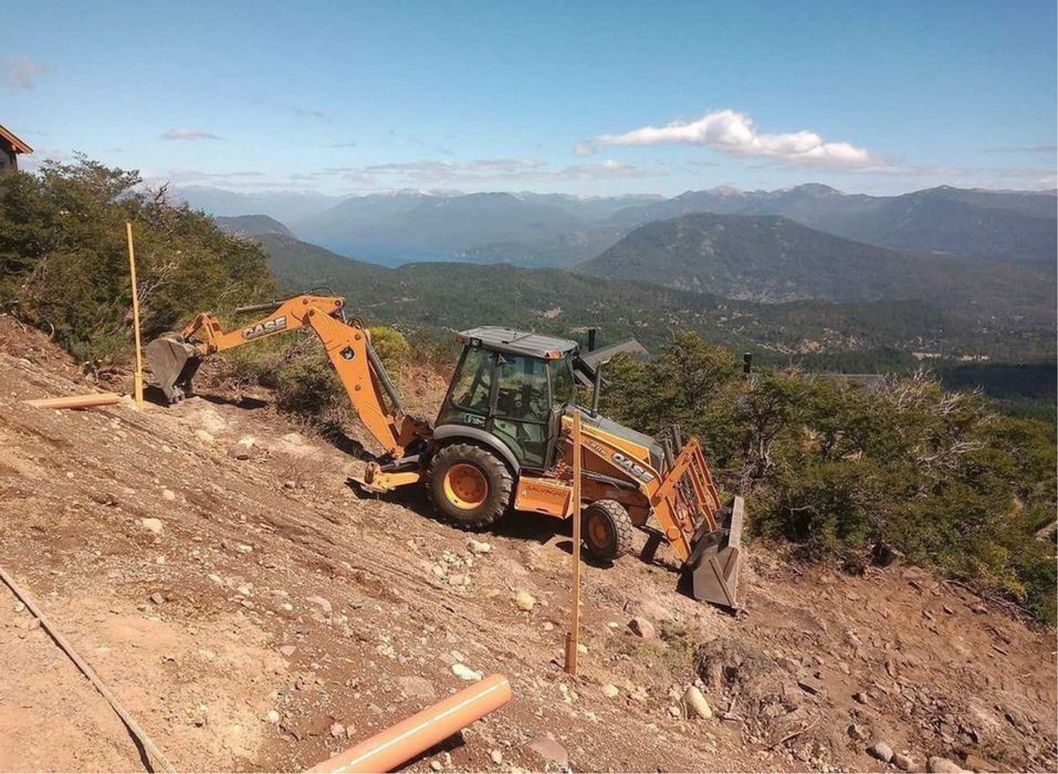 Послуги екскаватора-навантажувача. Оренда екскаватора погодинно.