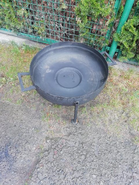 Grill ogrodowy trójnóg z paleniskiem i rusztem