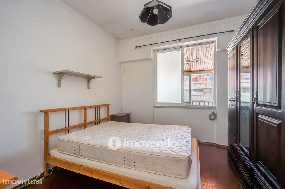 Apartamento T3, com arrecadação e boas áreas, na Estrada da Luz