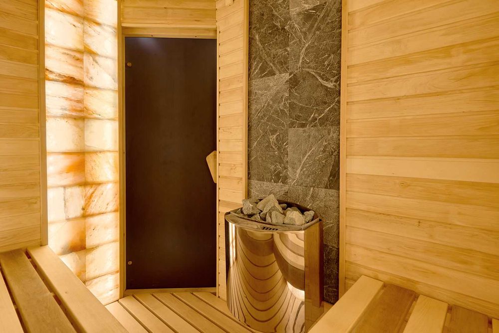 Дизайнерский дом с бассейном  посуточно . Красивый сад с озером, сауна