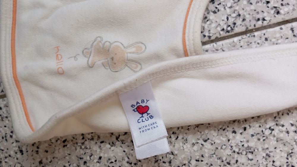 Várias babetes de bebé