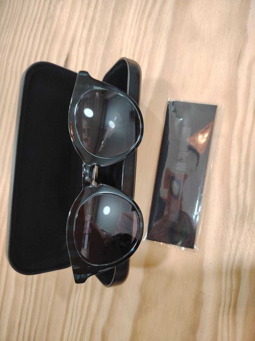 óculos de sol Alexander McQueen únicos irreverentes