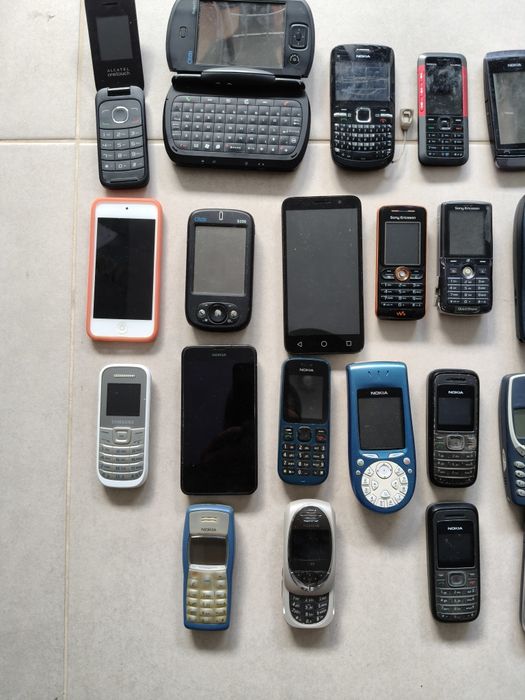 Vários telemóveis usados
