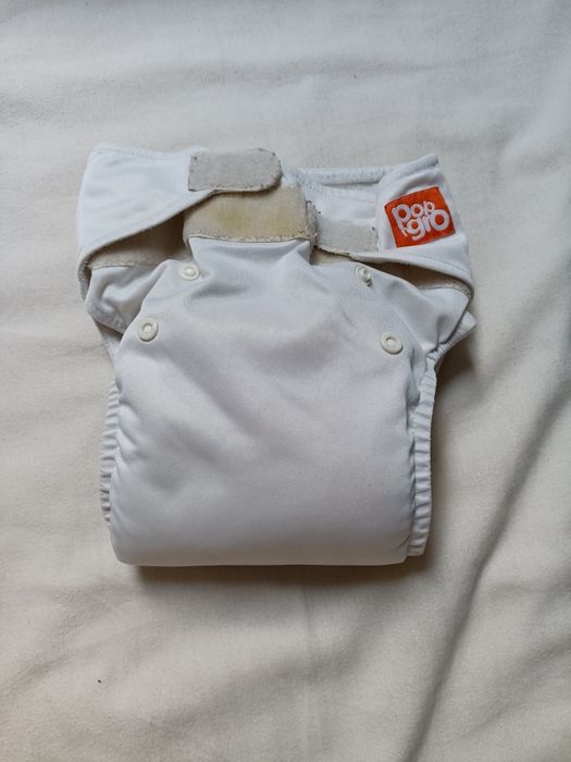 Fraldas reutilizáveis de botão e velcro com diferentes absorventes