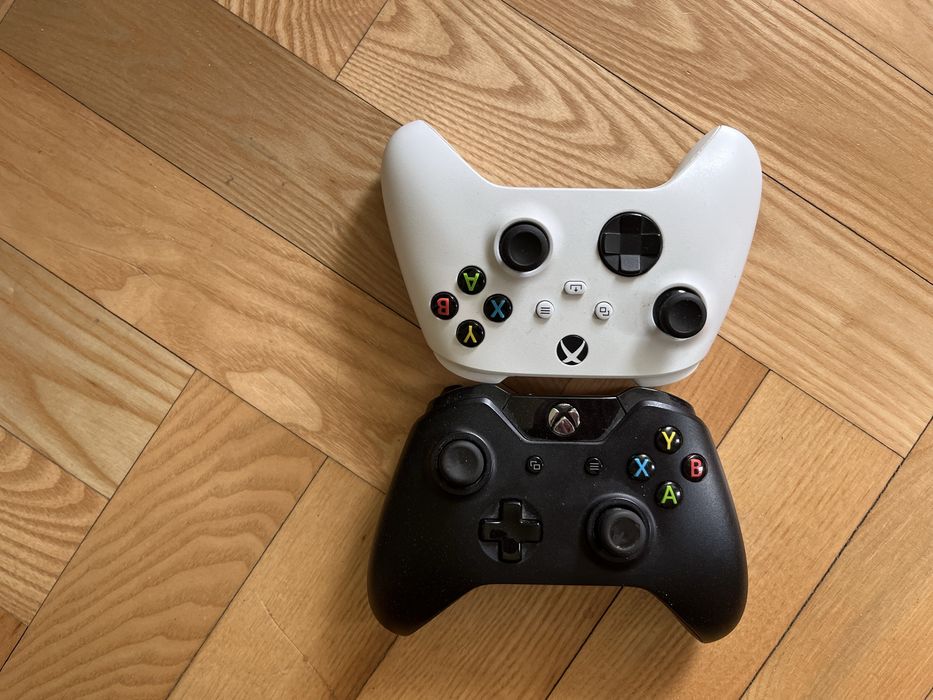 Xbox One X z dwoma padami i grami
