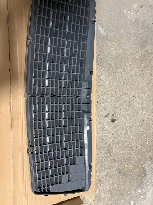 Witam sprzedam oryginalny grill do mercedesa w211  z opakowniem