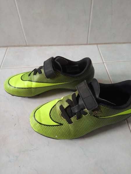 Chuteiras de criança número 34 da Nike