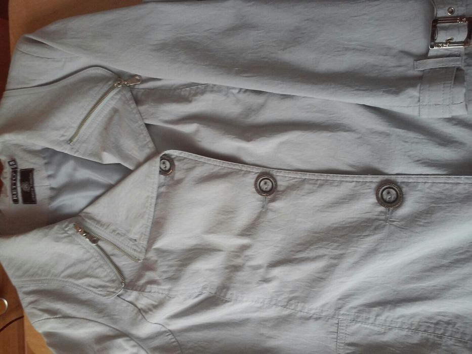 Плащ женский голубой.