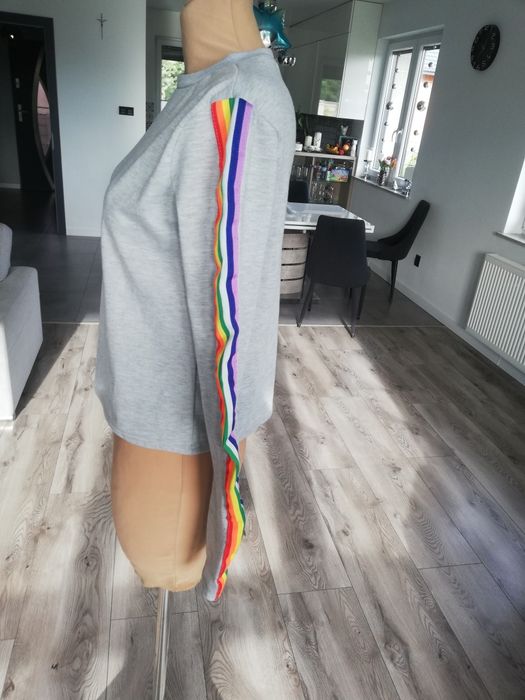 R. M szara bluza boohoo tęczowy lampas na rękawach