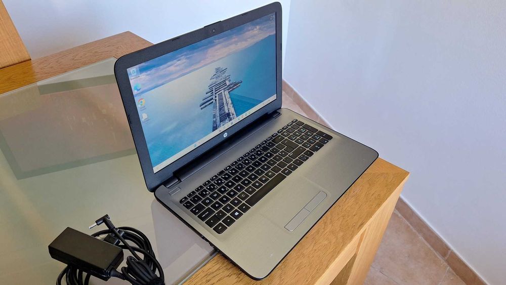 HP 15-ay Core i5-6200U 2.8GHz- 8GB Ram- SSD 240GB- Radeon