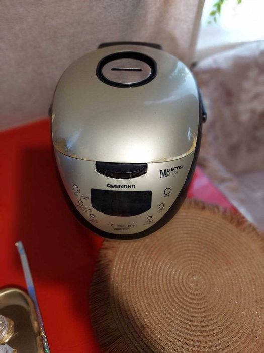 Мультиварка Redmond RMC-M150. в робочому стані.Голосова