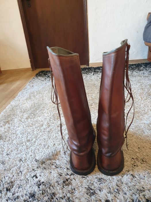 Vendo botas feitas á mão (Almeirim)de parteleira com pouco uso.