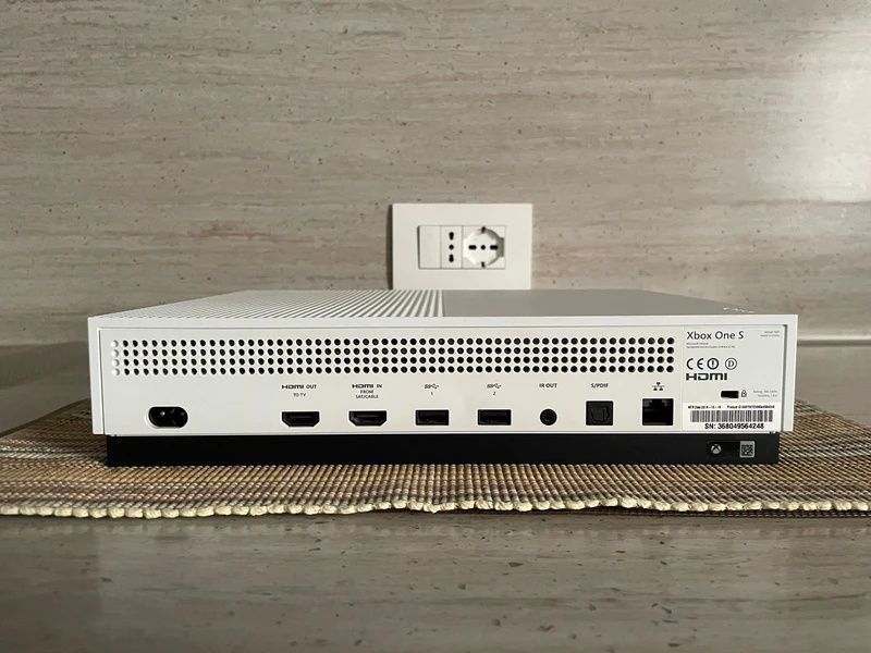 Xbox One S + 1 comando (na caixa)