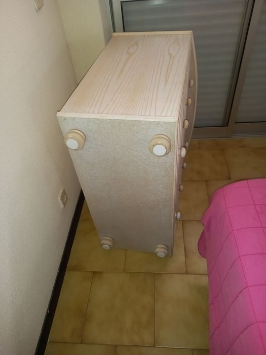 Cómoda,2 mesas cabeceira com 2 candeeiros.