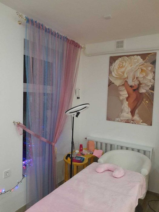 Здам робочі місця в оренду в салоні краси.