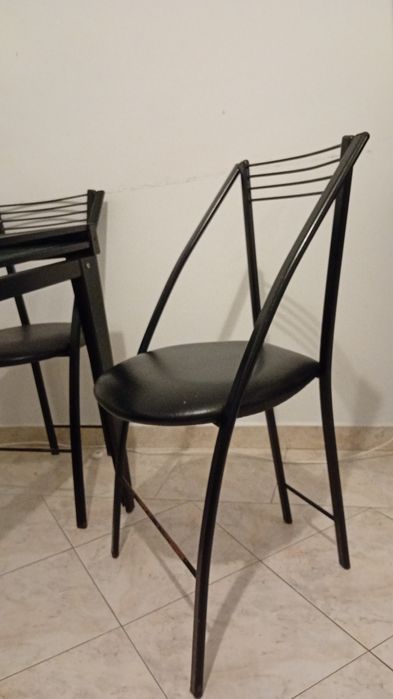 Mesa de vidro e cadeiras