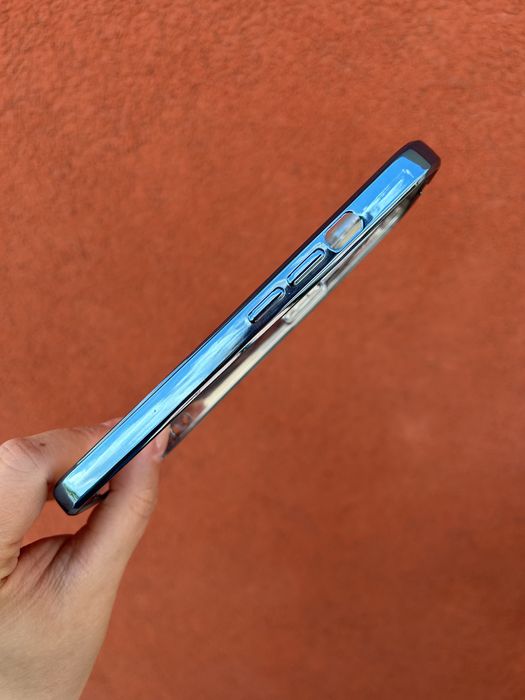 Iphone 14 - silikonowe etui z metalicznym wykończeniem