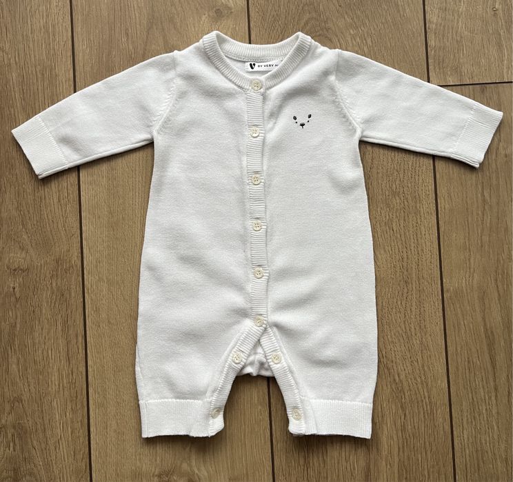 Białe rampersy swetrowe