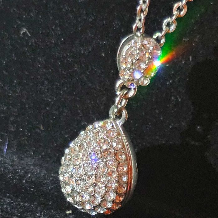 Шикарне кольє з сяючою підвіскою з кристалами Swarovski