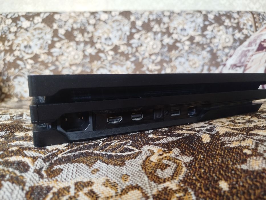 Продам playstation 4 pro 1 tb з акаунтом
