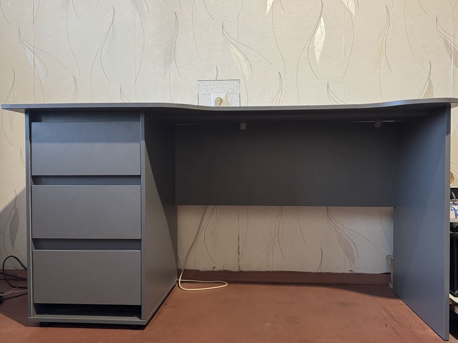 Стіл компʼютерний