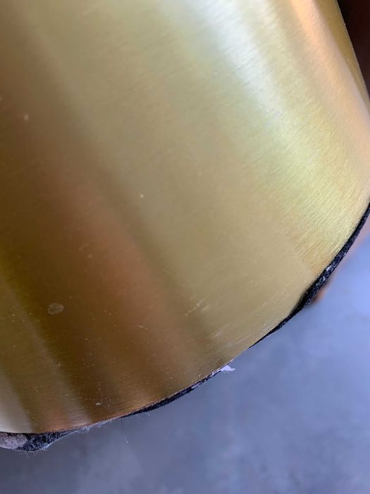 Stolik boczny marki Kave Home - RHET - złoty