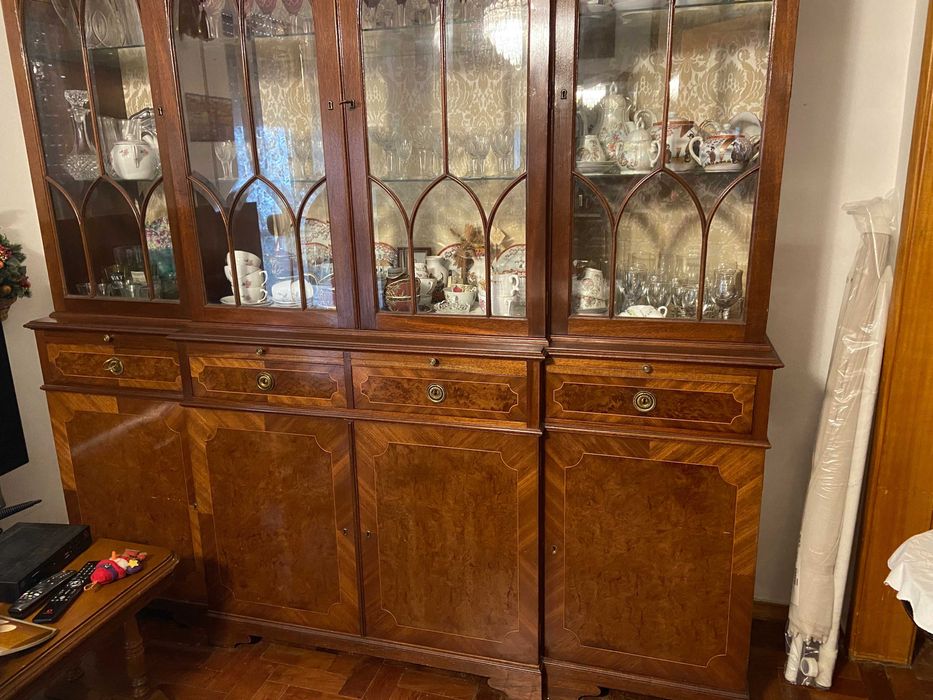 Móveis antigos: cristaleira