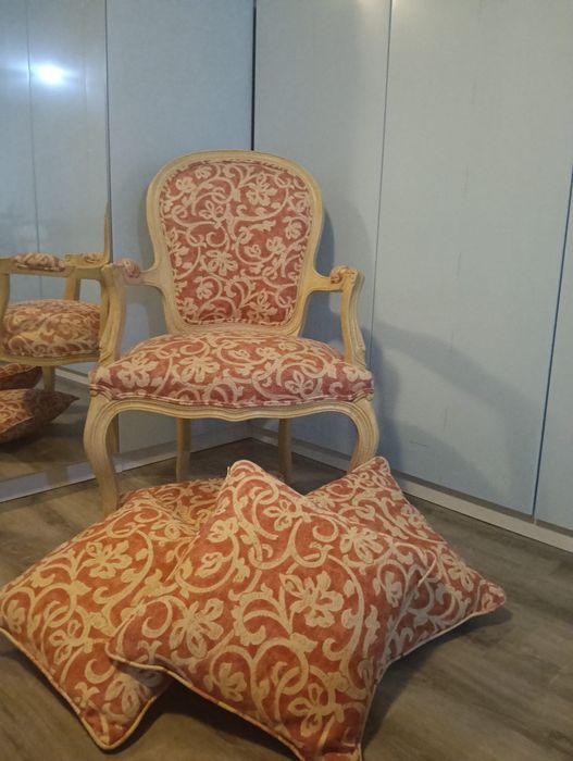 Cadeira estilo Luís XV + 4 almofadas  90€
