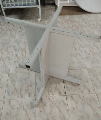 Mesa redonda com pés em metal 1,20m de diâmetro e 0.70m de altura