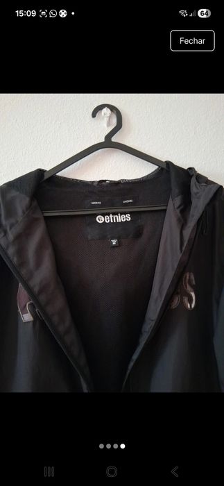 Casaco corta-vento com capucho