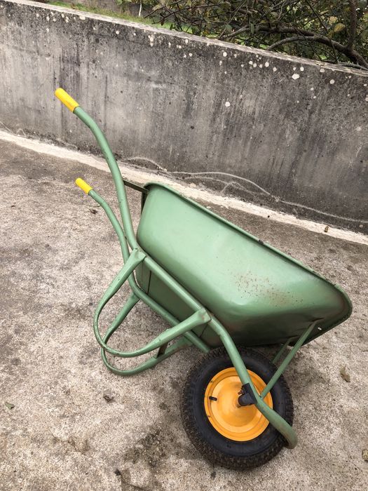 Carro de.  Mao antigo.  Novo