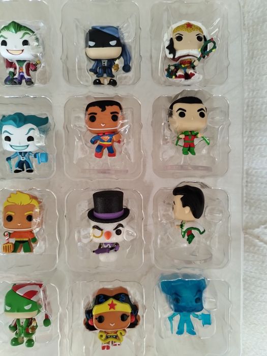 conjunto de 24 super-heróis Funko Pop.  Banda desenhada da DC
