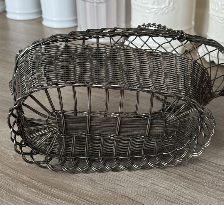 Metalowy koszyk do serwowania wina