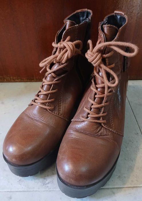 Botas de pele castanhas