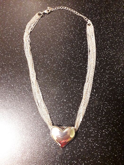 Колье в форме сердца.