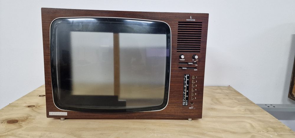 Televisão antiga Siemens Estoril (estrutura)