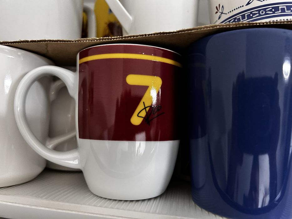 Copos e canecas variados