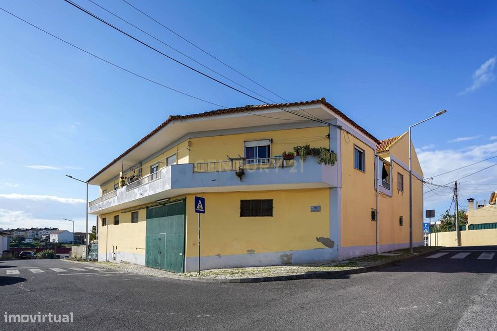 Prédio em Camarate para venda .