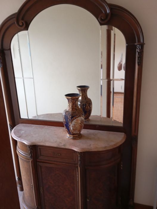 Uma cama com colchão novo um móvel de entrada, uma mesa de sala de estar