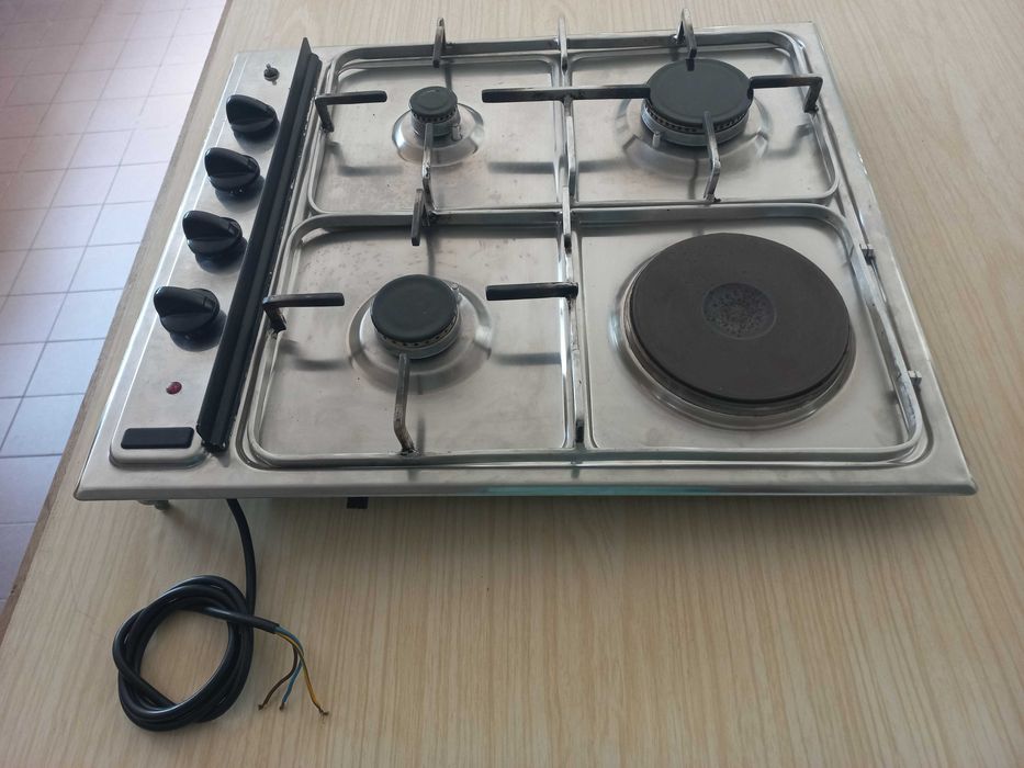 Placa de encastrar com tampa em vidro e fundo em Inox a Gás/Elétrica.