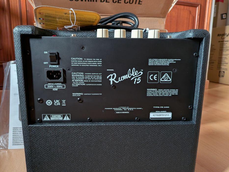 Fender Rumble 15 combo para baixo elétrico