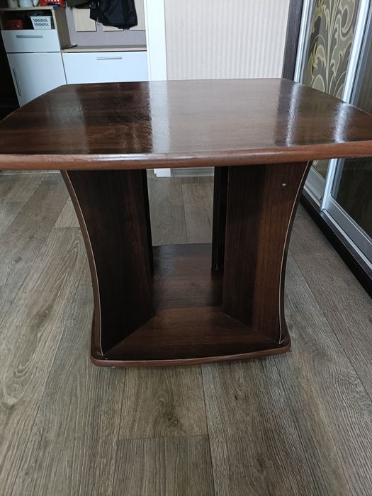 Журнальний столик