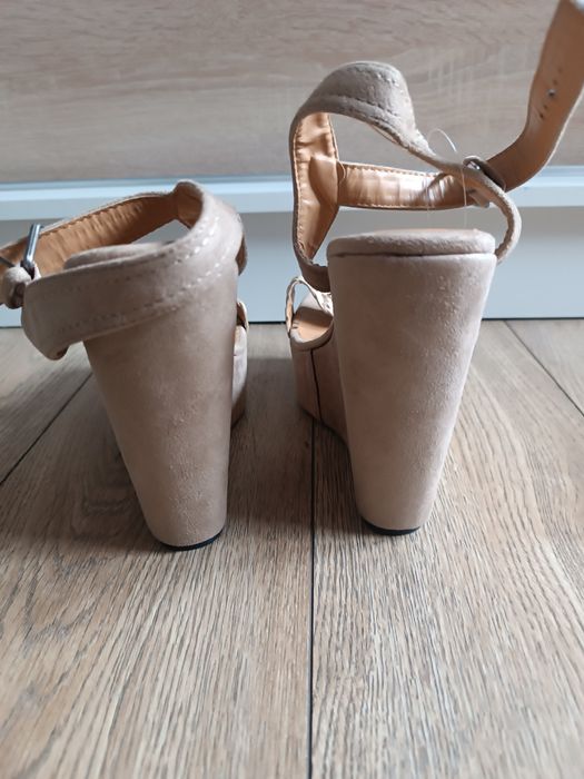 Brązowe wysokie koturny