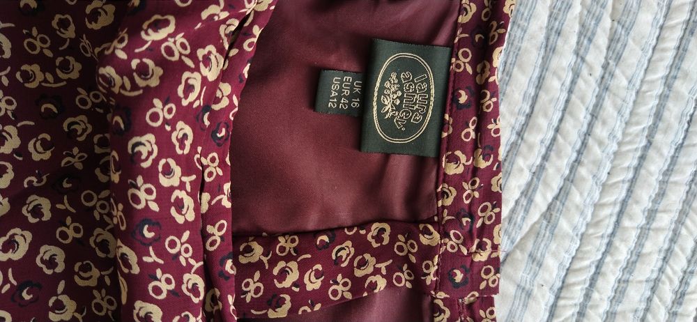 Dezenas de saias midi entre o 40 e 48