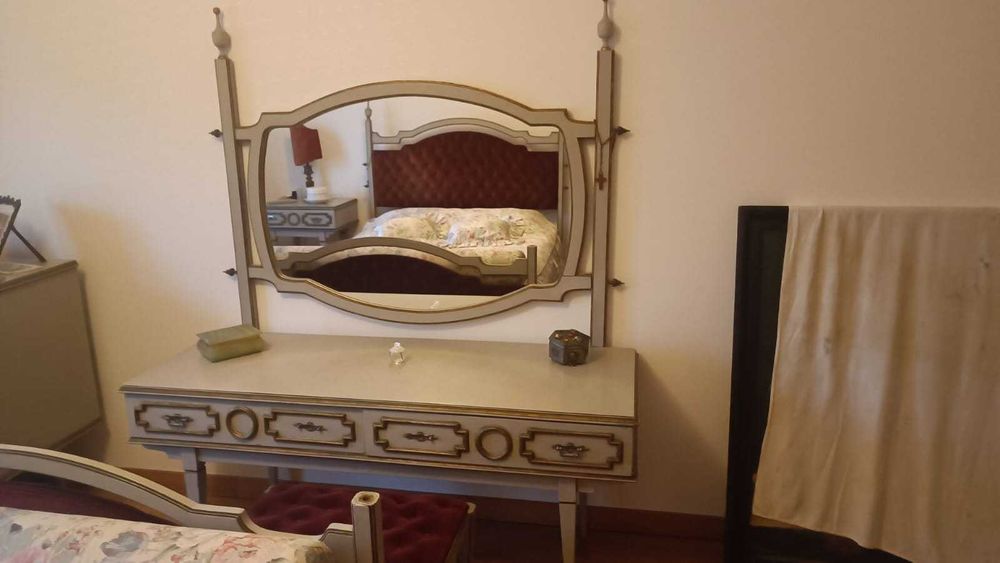 Mobília de quarto antiga em madeira maciça - conjunto completo